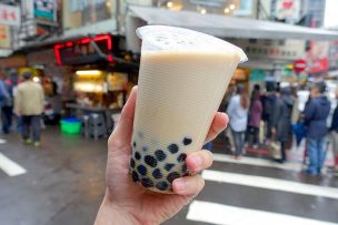 台北・公館夜市「陳三鼎黑糖青蛙撞奶」の青蛙撞奶(タピオカミルク)