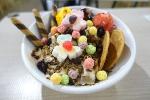 台北・楽華夜市「冰庫杏仁雪花冰」の雙色巧克力牛奶聖代