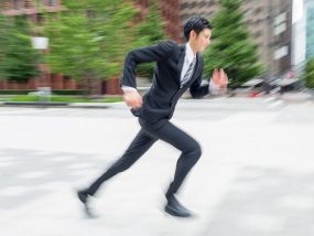 走るサラリーマン