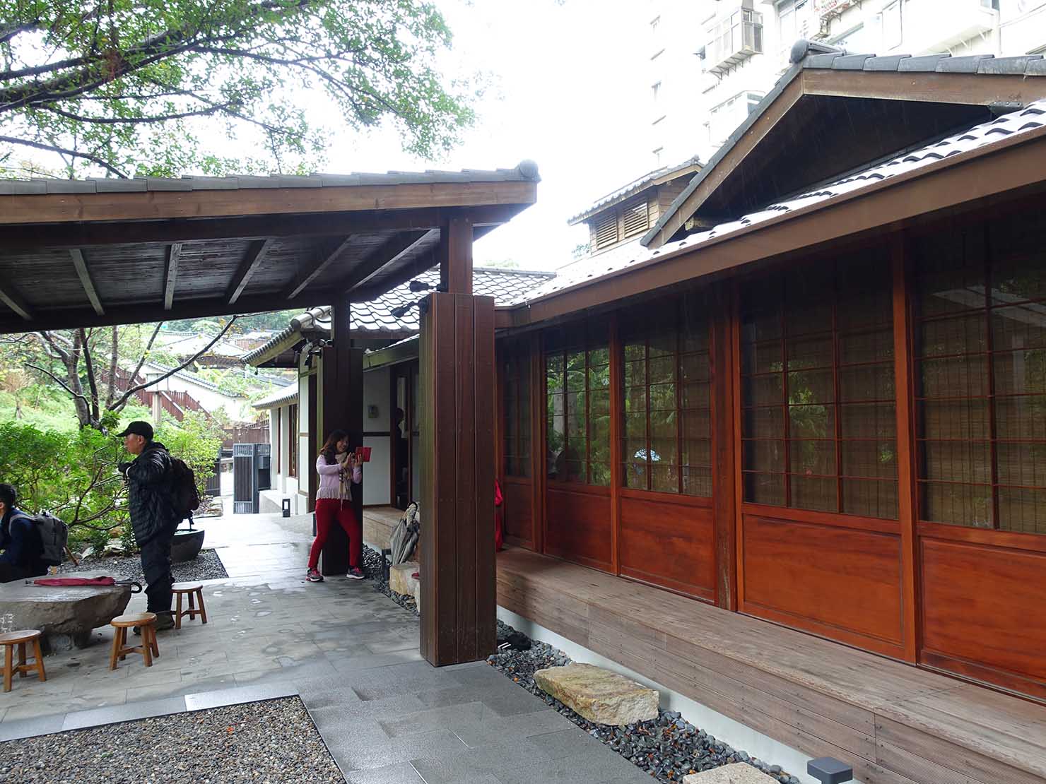 台北・北投温泉のおすすめ「瀧乃湯」の庭から見る純和風建物
