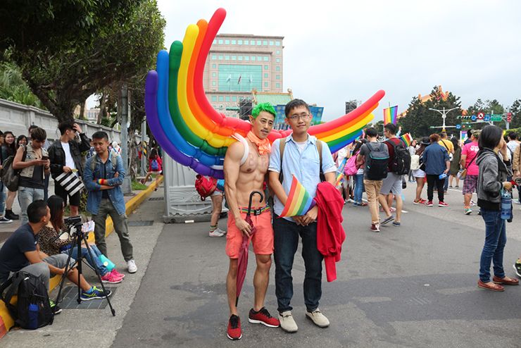 台灣同志遊行（台湾LGBTプライド）2015の集合場所で記念撮影するにじいろウイングのお兄さん