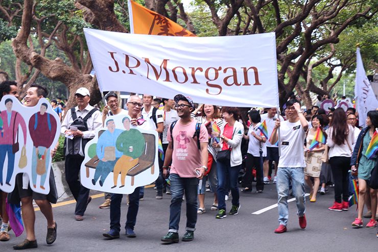 台灣同志遊行（台湾LGBTプライド）2015のパレードに参加するJ.P Morgan