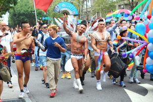 台灣同志遊行（台湾LGBTプライド）2015のパレードを歩くゲイアプリ「blued」のお兄さんたち