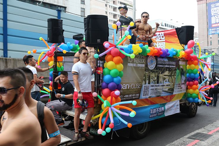 台灣同志遊行（台湾LGBTプライド）2015のパレードで爆音をならすパレードカー