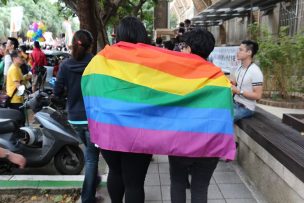 台灣同志遊行（台湾LGBTプライド）2015のパレードでレインボーフラッグを羽織るカップル
