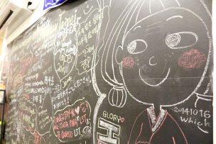 台北・北投温泉のゲストハウス「ロングステイ台北」パブリックスペースの黒板