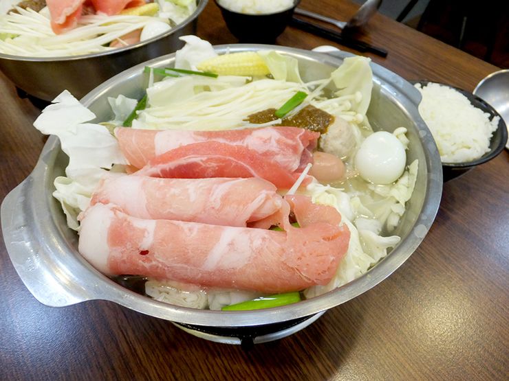 台北・永安市場「青葉小火鍋」の豬肉鍋