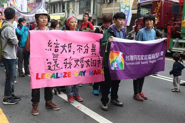 彩虹台南遊行（台南LGBTプライド）2015のパレードでメッセージを掲げる隊列
