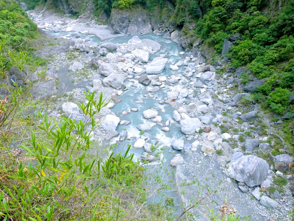花蓮・太魯閣國家公園のおすすめスポット「綠水步道」から眺める川