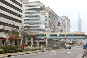 信義路から眺める台北MRT（地下鉄）大安駅