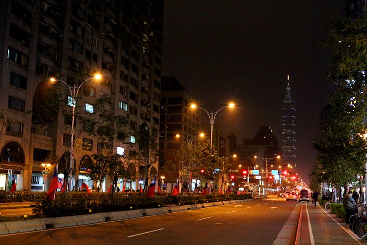 台北101が見える夜の信義路