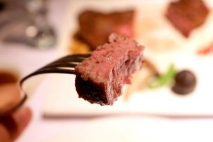 台湾の高級ステーキチェーン「王品 Wang Steak」マンハッタンステーキのカット断面