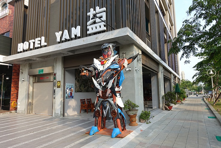 高雄・鹽埕埔のLGBTフレンドリーホテル「塩旅社 Hotel Yam」のエントランス
