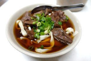台北・西門町のおすすめグルメ「小吳牛肉麵」の牛肉麵