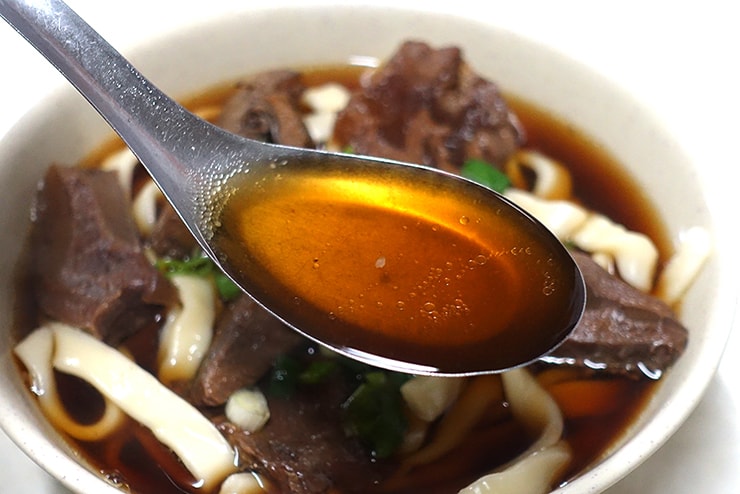 台北・西門町のおすすめグルメ「小吳牛肉麵」の牛肉麵スープ