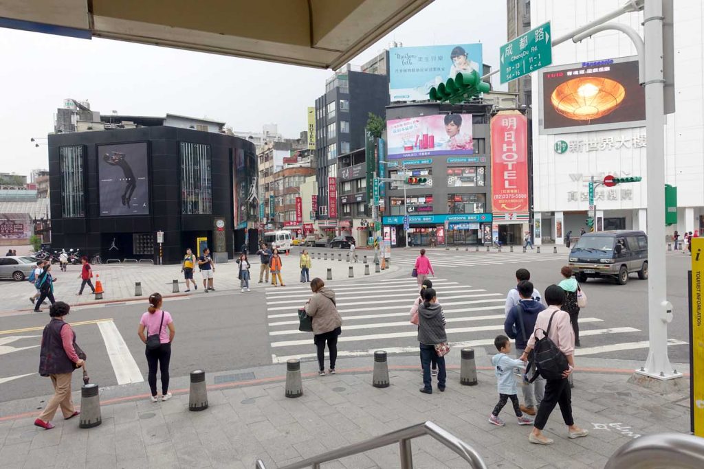 台北MRT（地下鉄）西門駅１番出口前の交差点「成都漢中路口」