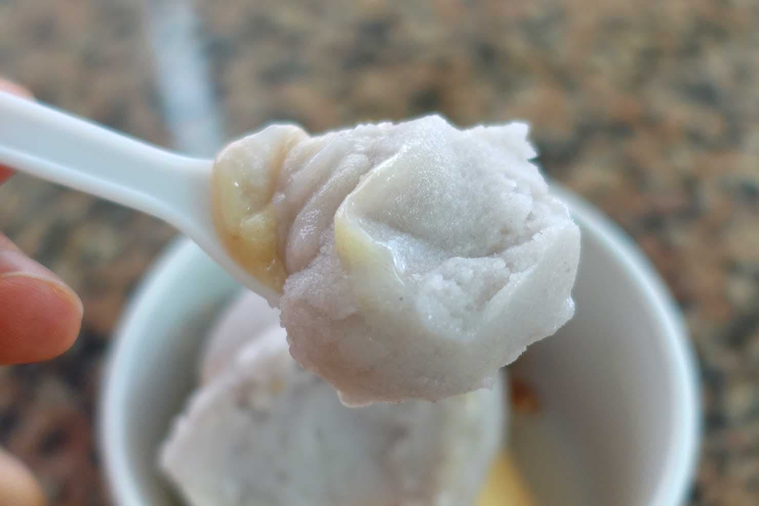 台北・西門町の伝統アイスクリーム専門店「永富冰淇淋」のアイスクリーム（芋頭 / タロイモ）クローズアップ