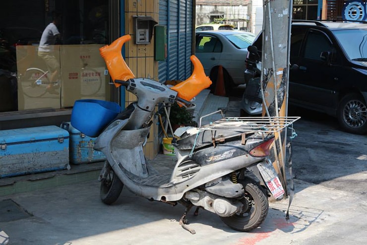 長靴を被る台湾のスクーター