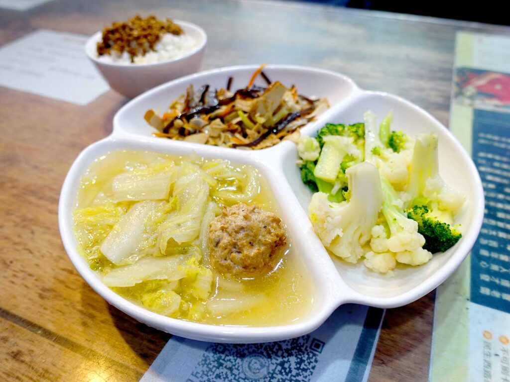 台北・永安市場のおすすめグルメ店「豆府殿」の獅子頭菜飯