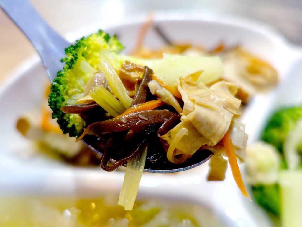 台北・永安市場のおすすめグルメ店「豆府殿」獅子頭菜飯の野菜