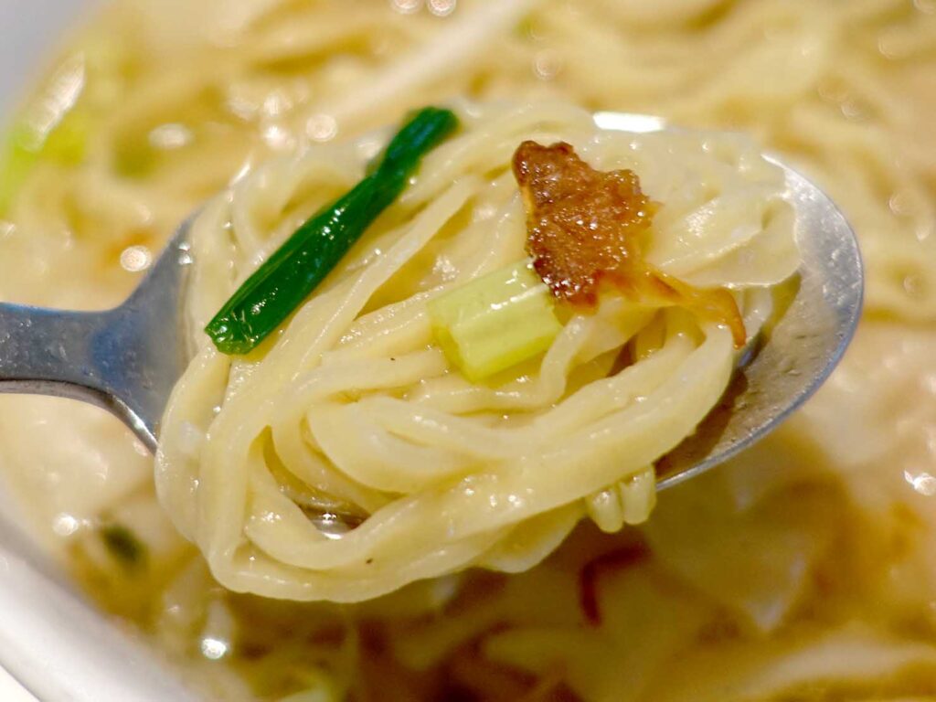 台北・永安市場のおすすめグルメ店「冰果天堂」扁食湯麵の麺