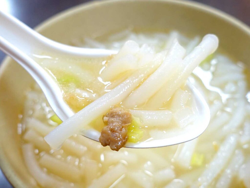 台北・永安市場のおすすめグルメ店「阿榮本家」の米粉湯クローズアップ