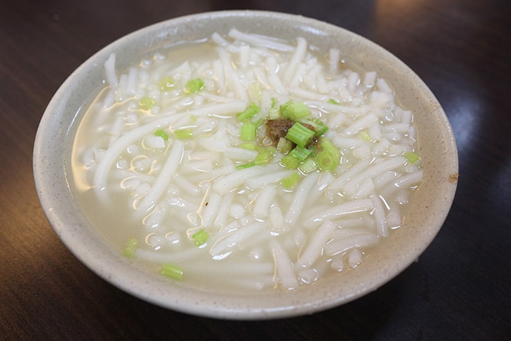 台北・永安市場「阿榮香菇肉粥」の米粉湯
