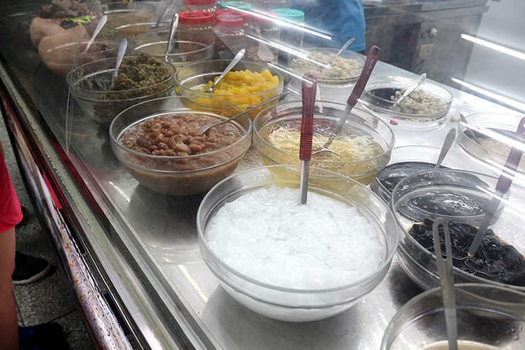 台北・永安市場「良古早味黒糖剉冰」のトッピング