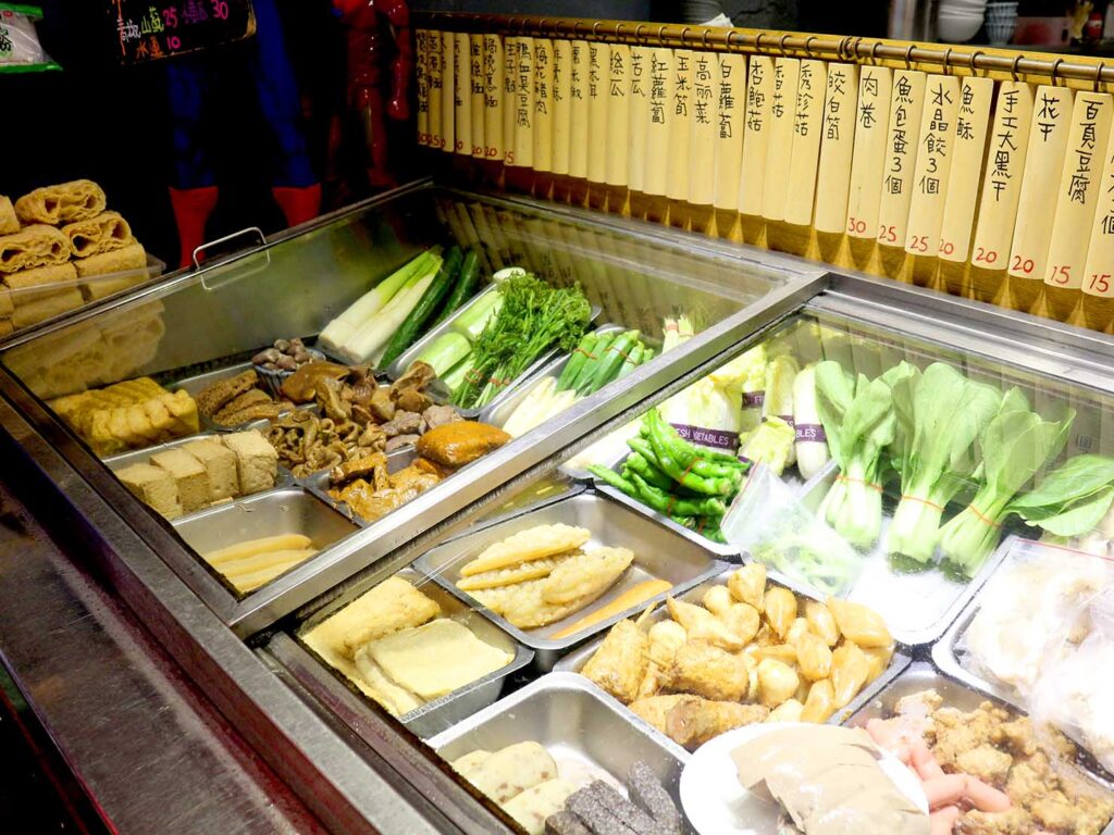 台北・永安市場のおすすめグルメ店「麻辣桑麻辣燙」の食材たち