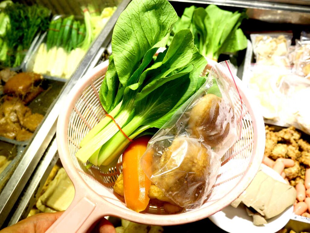 台北・永安市場のおすすめグルメ店「麻辣桑麻辣燙」の食材をカゴに取り分け