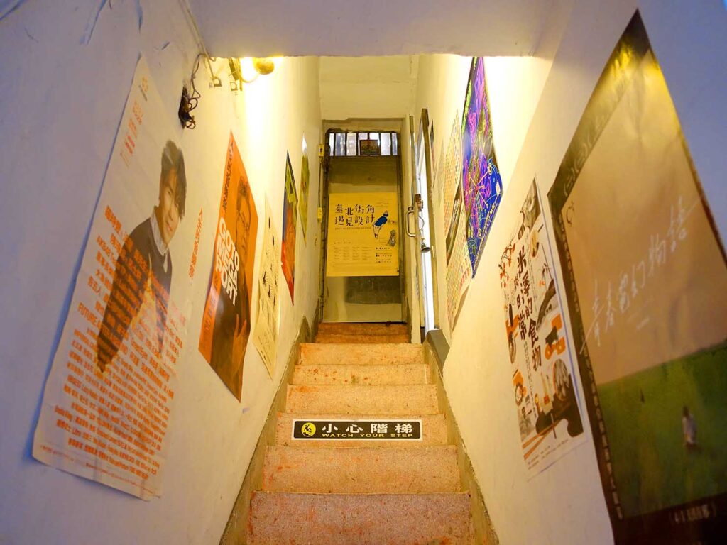 台北・雙連のおすすめグルメ店「榕豆花」の階段