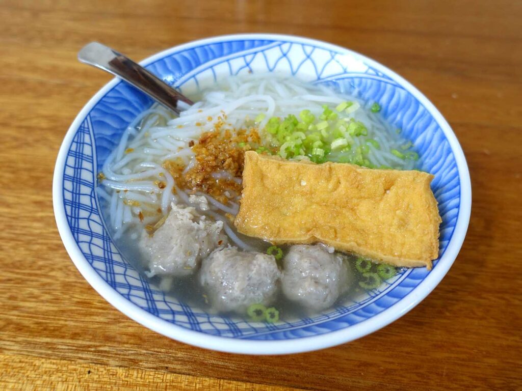 台北・石牌のおすすめグルメ店「阿春魚丸米粉」の魚丸米粉