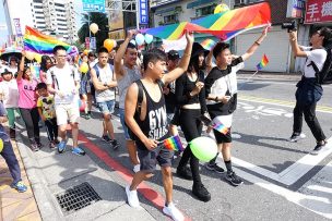 花蓮彩虹嘉年華(花蓮LGBTプライド)2016でレインボーフラッグを掲げる先頭集団