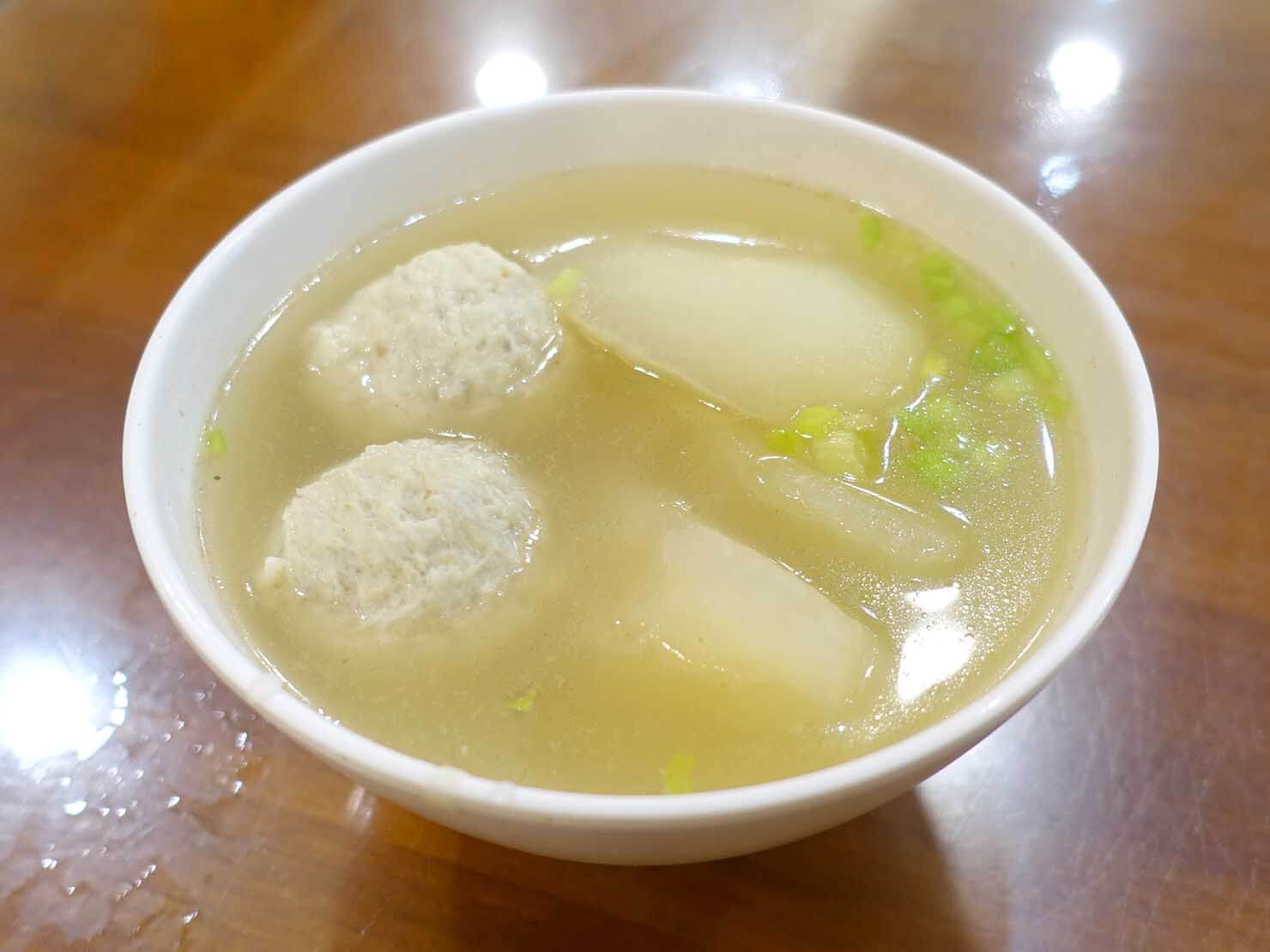 台北・南京復興駅周辺のおすすめグルメ店「王記府城肉粽」の魚丸湯