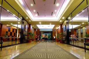 新竹の豪華ビジネスホテル「新竹福泰商務飯店 Forte Hotel Hsinchu」のエントランス