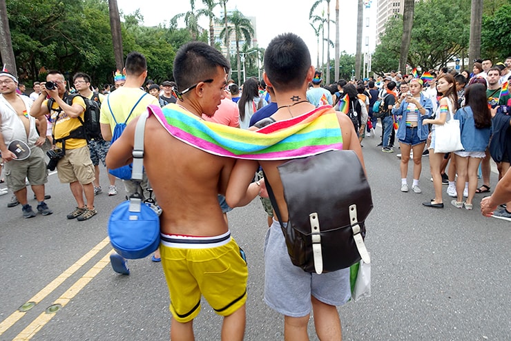 台灣同志遊行（台湾LGBTプライド）2016のパレードでにじいろタオルを肩に巻くゲイカップル