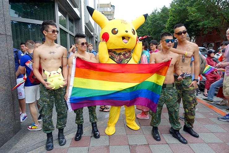 台灣同志遊行（台湾LGBTプライド）2016のパレードに参加する迷彩パンツのお兄さんたちとピカチュウ