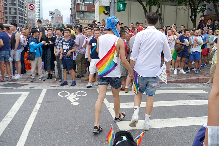 台灣同志遊行（台湾LGBTプライド）2016のパレードで手をつなぐゲイカップル