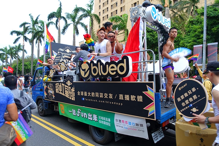 台灣同志遊行（台湾LGBTプライド）2016のゲイ向けアプリ「blued」パレードカー