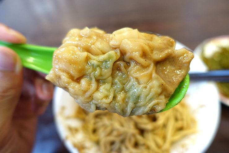 台北のワンタン麺チェーン店「老虎醬溫州大餛飩」の菜肉抄手麵クローズアップ