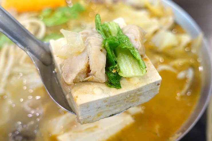 台湾の一人鍋チェーン店「三媽臭臭鍋」の大腸臭臭鍋に入っている臭豆腐