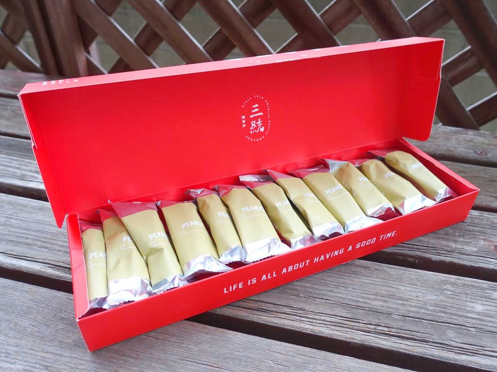 台北駅構内のおみやげ店「三統漢菓子」花生濃心餅のパッケージを開ける