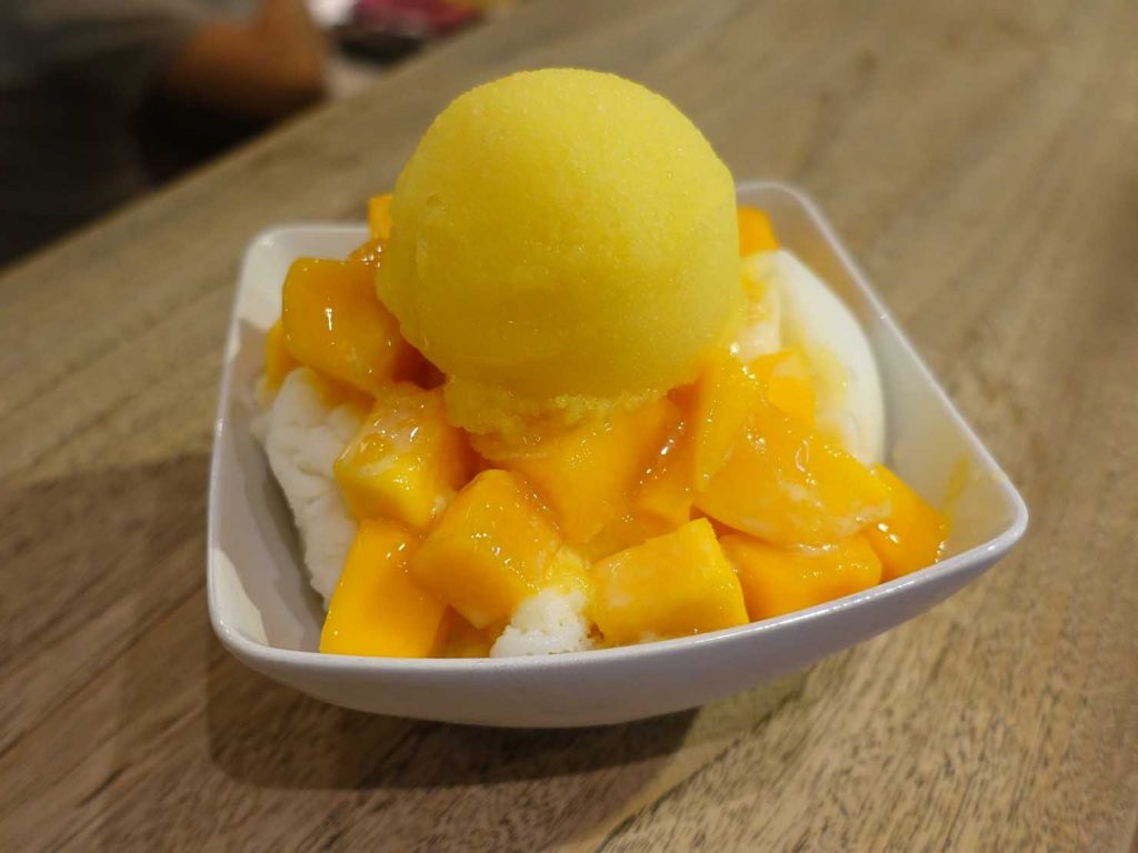 台北・永安市場にある美味しいマンゴーかき氷店「冰果天堂」の芒果牛奶冰（マンゴーミルクかき氷）