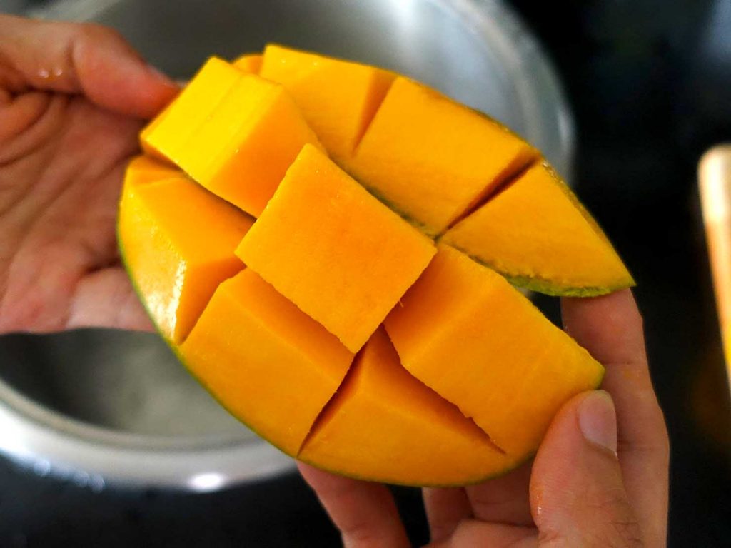 台湾のちょっと珍しい緑のマンゴー「烏香芒果」の切り方（飛び出す果肉）