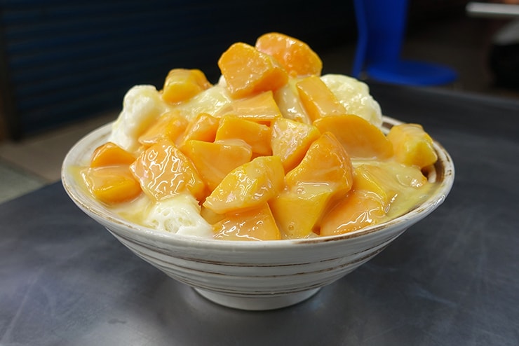 台北・永安市場「良古早味黒糖剉冰」のマンゴーかき氷