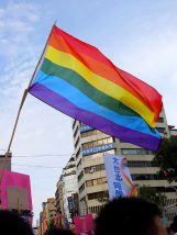 台湾LGBTプライドで空高く掲げられるレインボーフラッグ