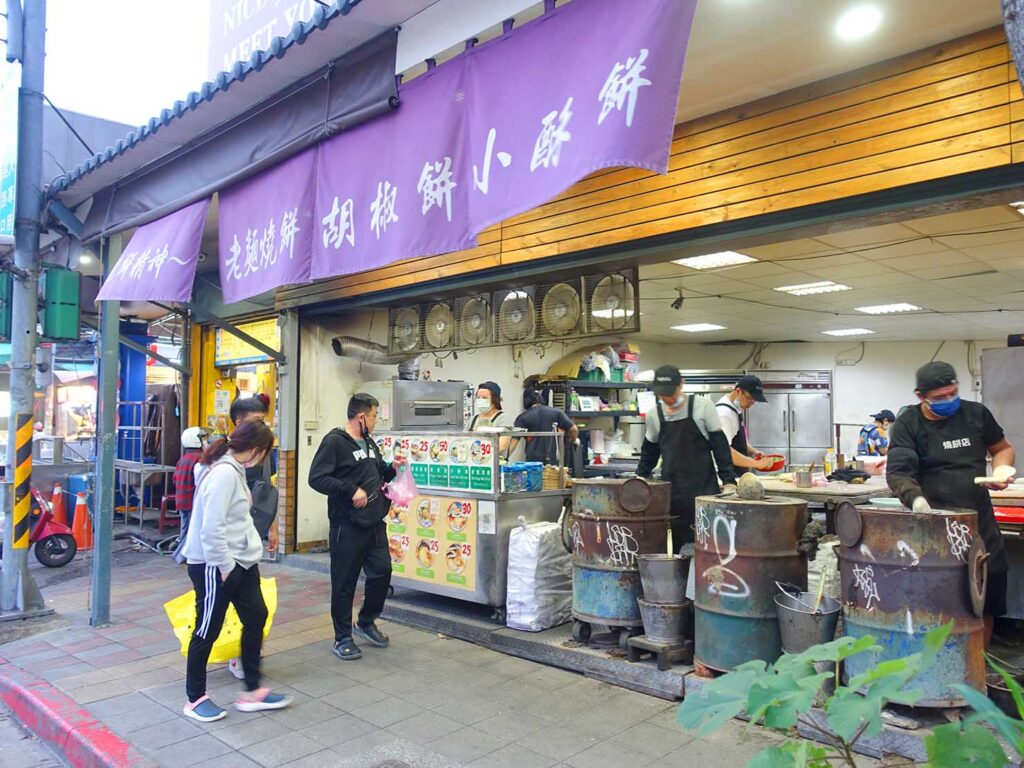 台北・士林夜市のおすすめグルメ店「南港老張胡椒餅」の外観