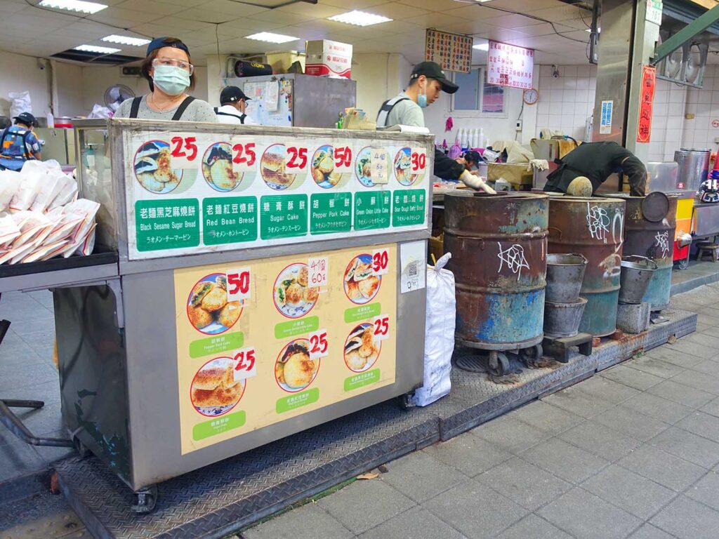 台北・士林夜市のおすすめグルメ店「南港老張胡椒餅」のカウンター