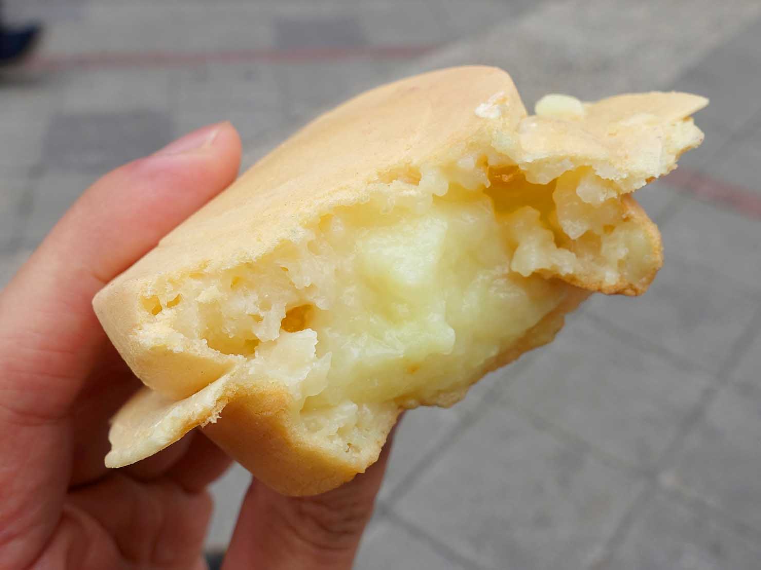 台北・迪化街の伝統グルメ店「永樂車輪餅」の香橙奶油（オレンジクリーム）大判焼き
