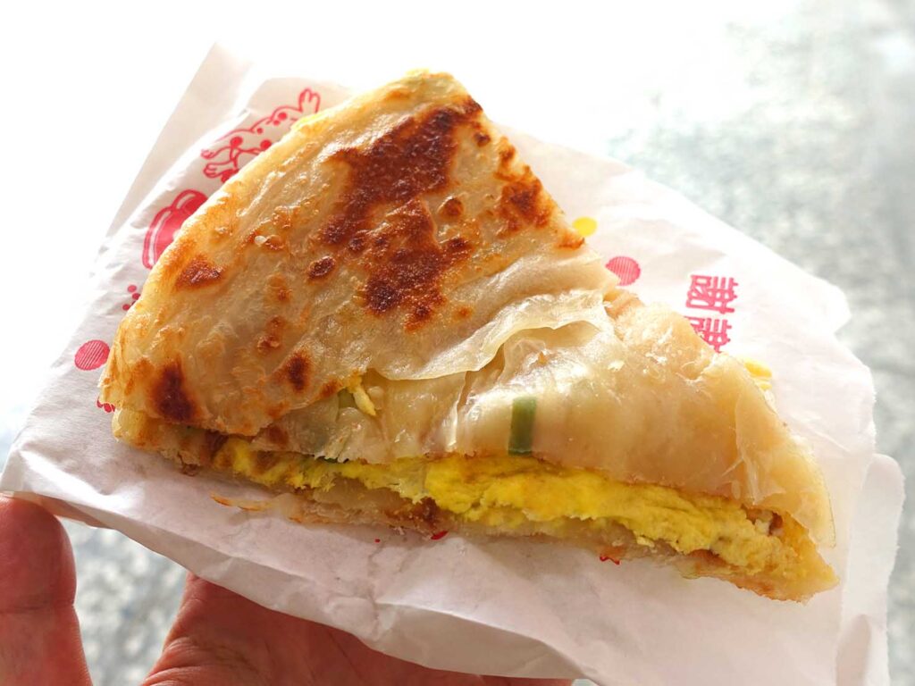 台北・迪化街のおすすめグルメ店「永樂蔥油餅」の蔥油餅加蛋